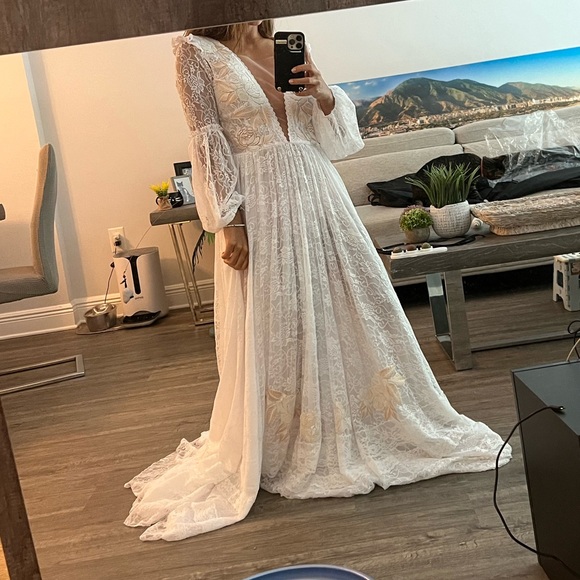 Wedding dress NEVER worn size small from Argentinian designer Natalia Antolin - Picture 2 of 9